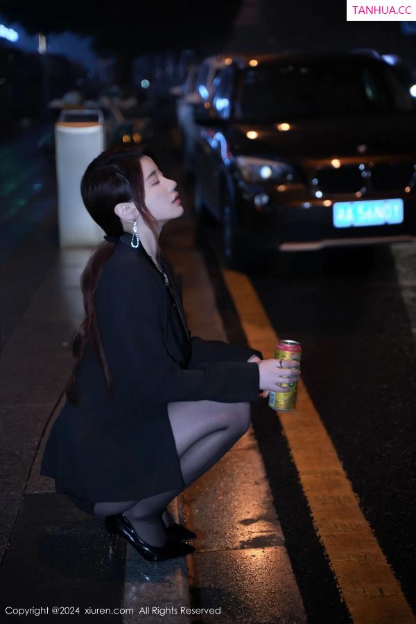 美七Mia  [XiuRen]高清写真图 2024.03.08 No.8199 美七 Mia 黑丝美腿第13张图片